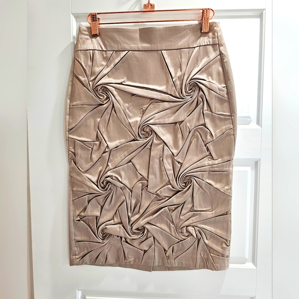 Beige midi skirt with design. XS